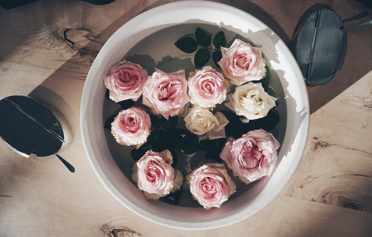 cosa significa all'acqua di rose