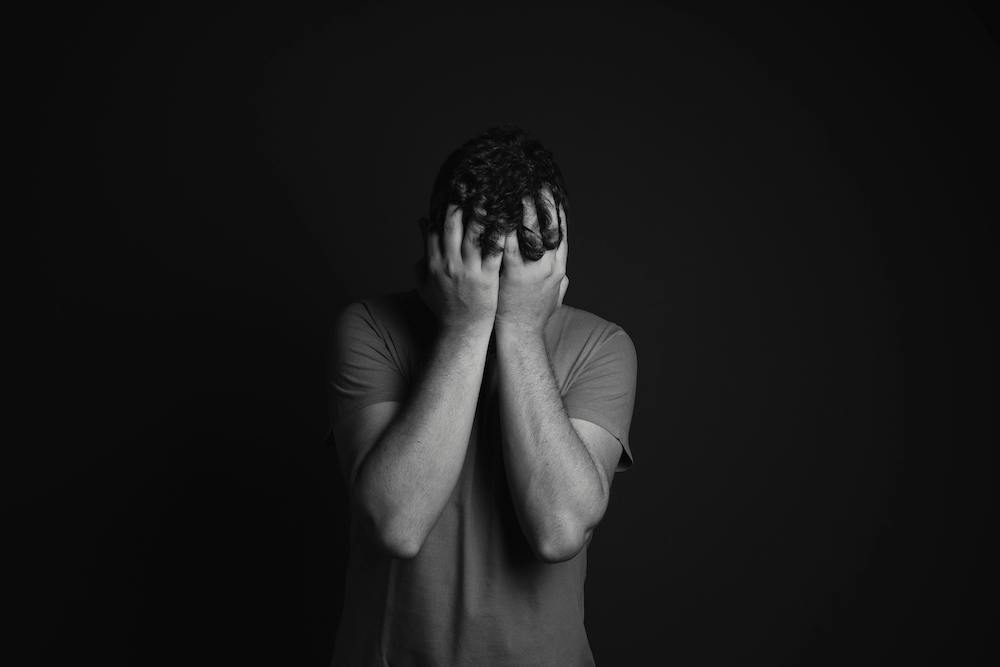 cosa vuol dire mettersi le mani nei capelli