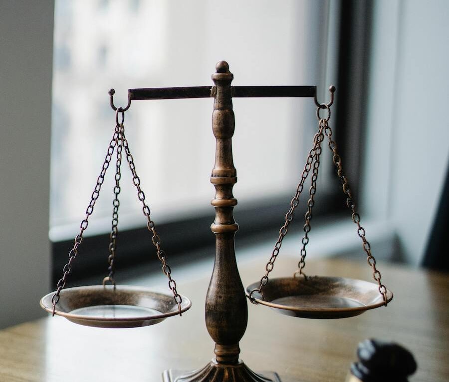 due pesi e due misure significato
